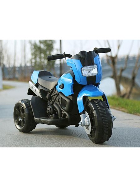 Veículo de meninos a motocicleta de meninos elétrica - o azul de triciclo