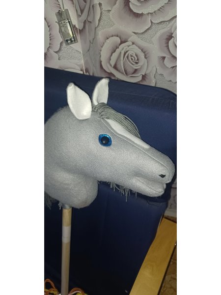 Hobby Horse Steckenpferd Grau mit Weißer Blesse und weißen Ohren Handarbeit